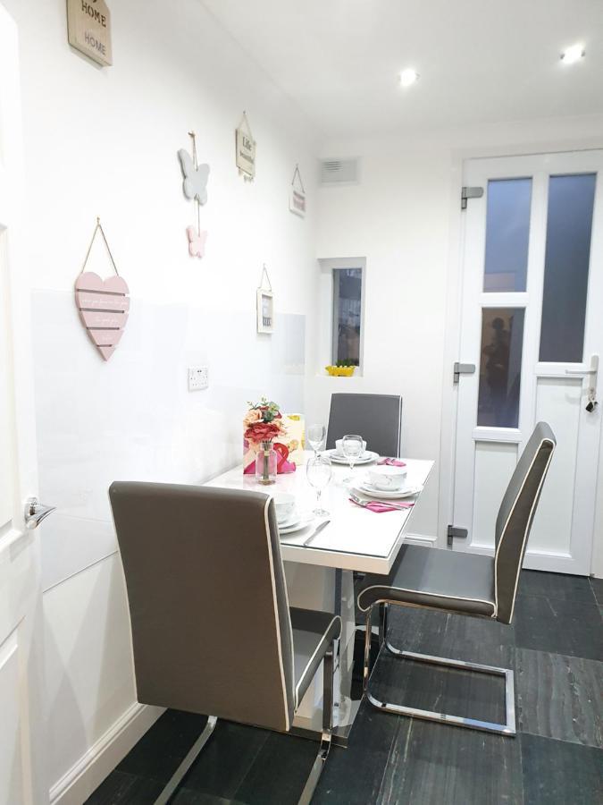 Apartment Comfortable And Modern 3 Bedroom Mid Terraced Glasgow
