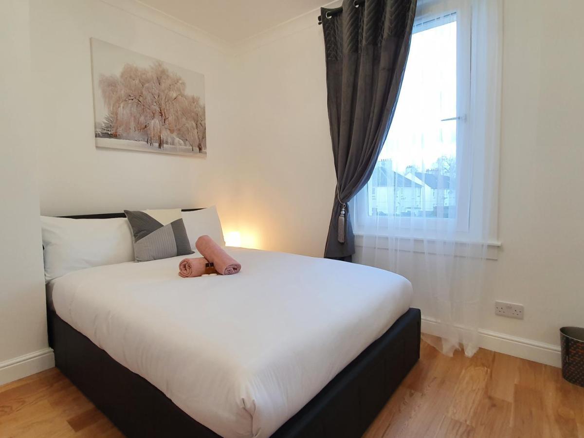 Comfortable And Modern 3 Bedroom Mid Terraced * Glasgow