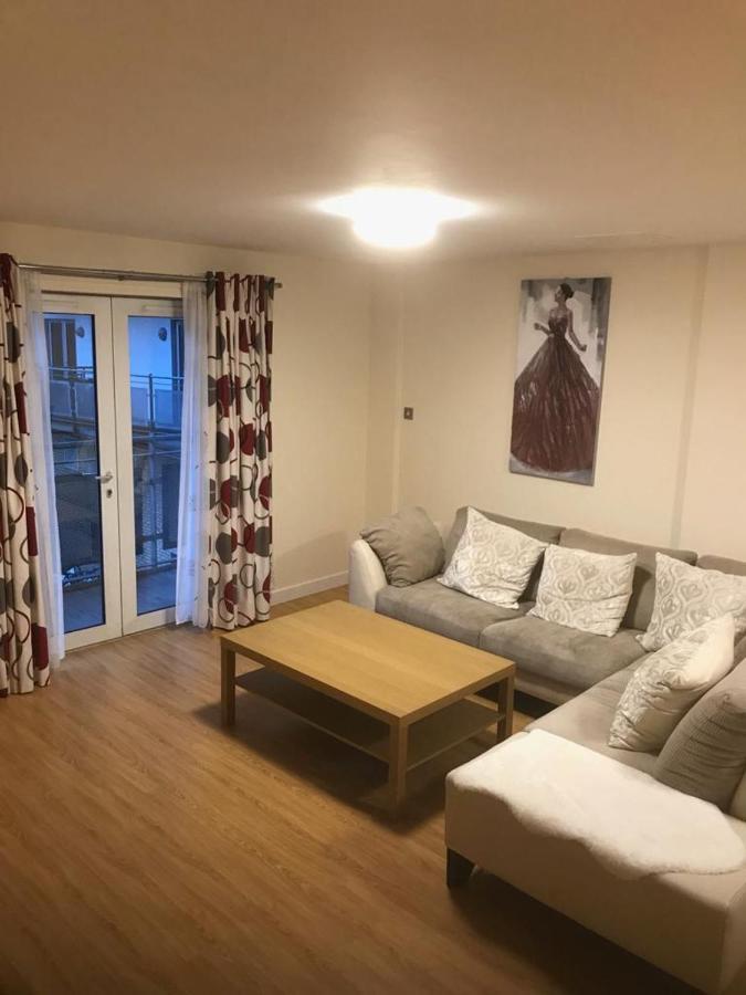 Ochiltree Apartment *
