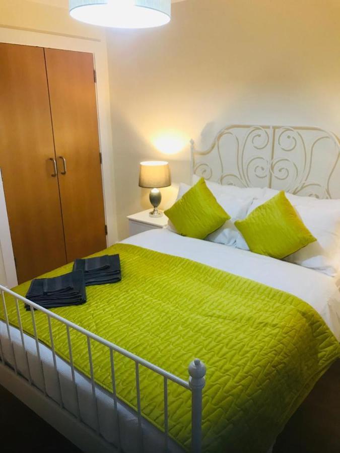 Ochiltree Apartment *