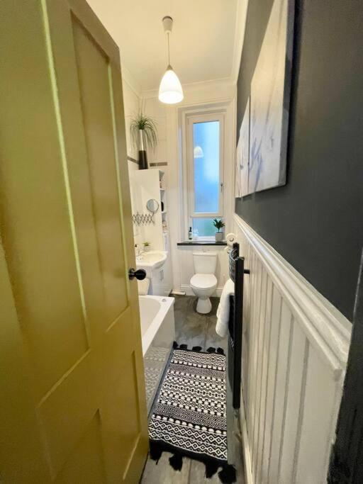 Traditional Close To Centre & Hampden Apartment