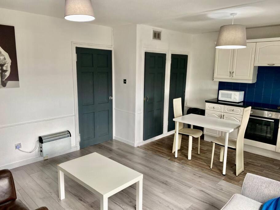 Chic Flat With Balcony Close To Merchant
