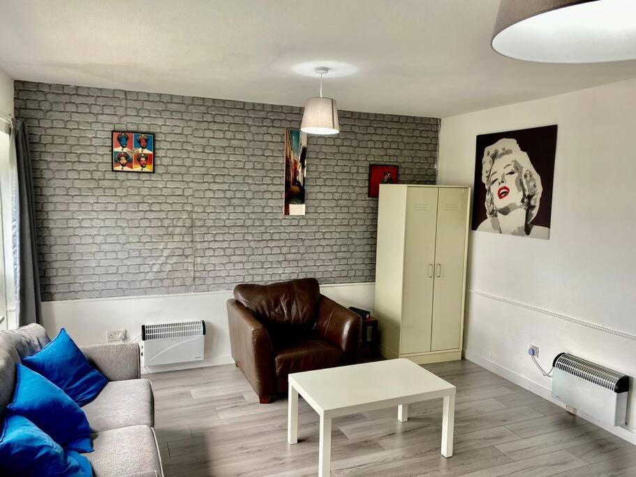 Chic Flat With Balcony Close To Merchant Apartment