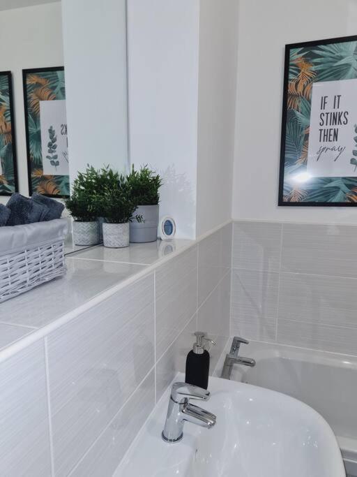 Apartment Stylish 2 Bedroom / Free Gated Parking *