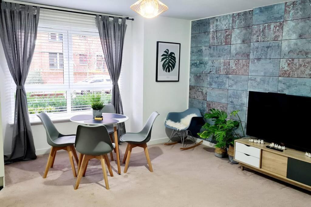 Apartment Stylish 2 Bedroom / Free Gated Parking *