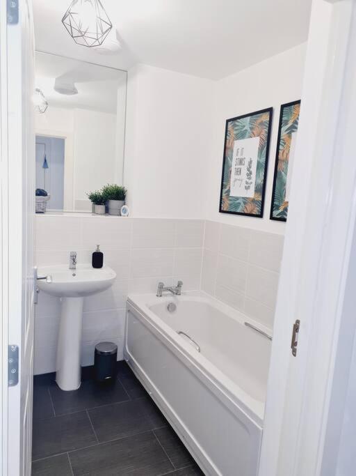 Stylish 2 Bedroom / Free Gated Parking Apartment *