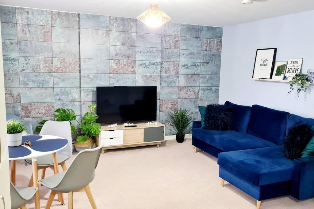 Stylish 2 Bedroom / Free Gated Parking *