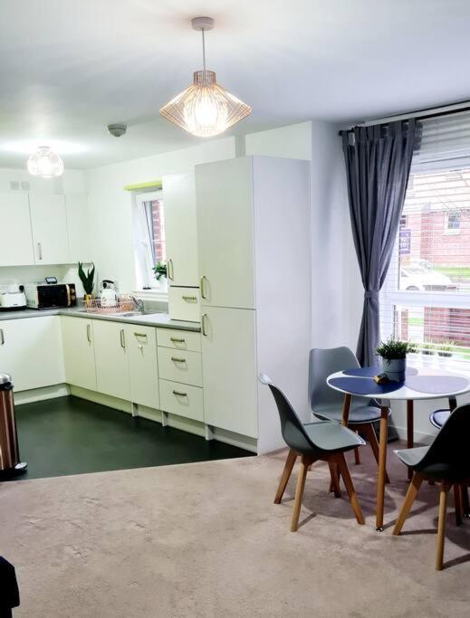 Apartment Stylish 2 Bedroom / Free Gated Parking