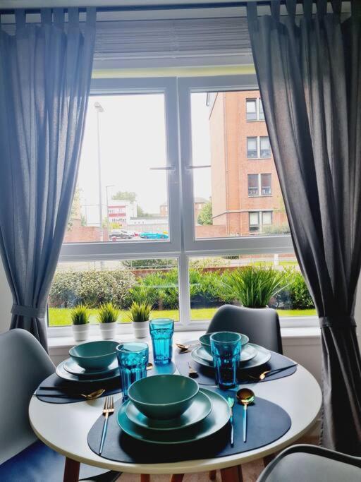 Stylish 2 Bedroom / Free Gated Parking Apartment