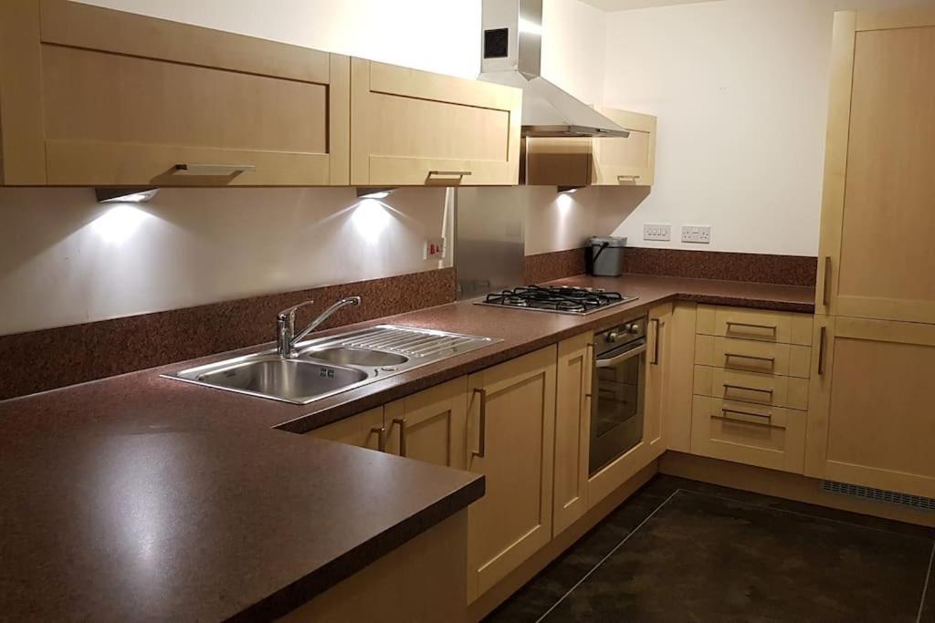 Apartment Lovely 2-bedroom Flat With Free Parking *