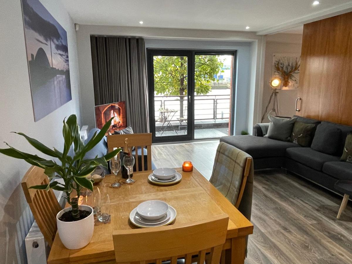 Riverside West End Apartment *