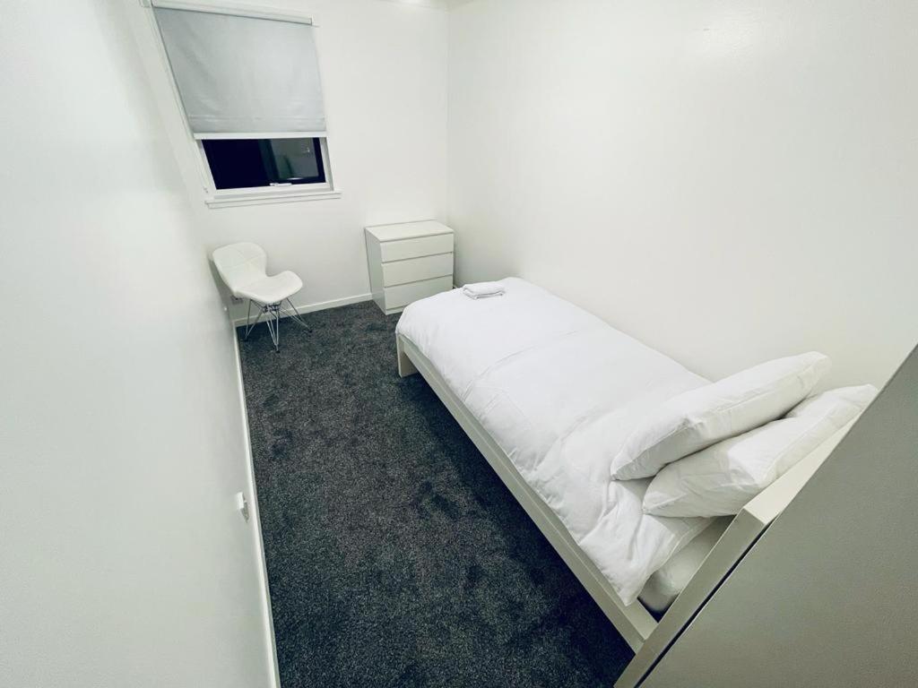 Modern 2 Bedroom With Free Parking Apartment *