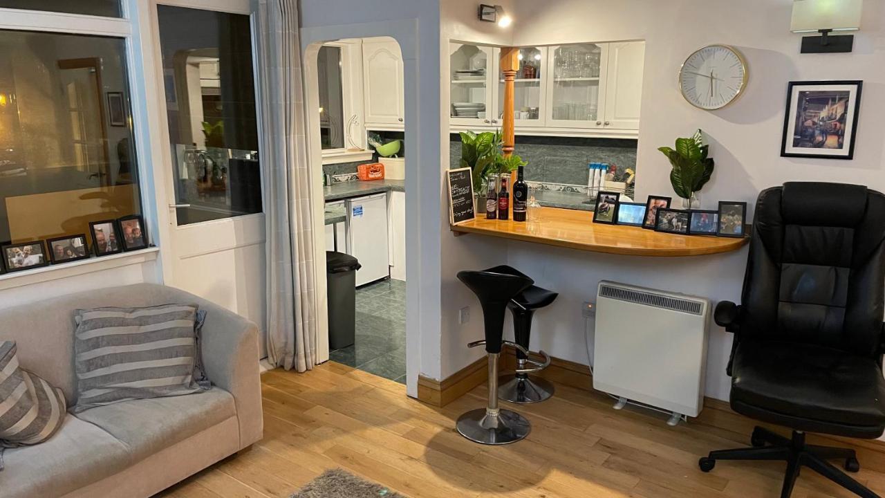 Apartment Beautiful 2 Bedroom With Balcony In Trendy West End - Ideal For Hydro, Uni, Ashton Lane & Centre *