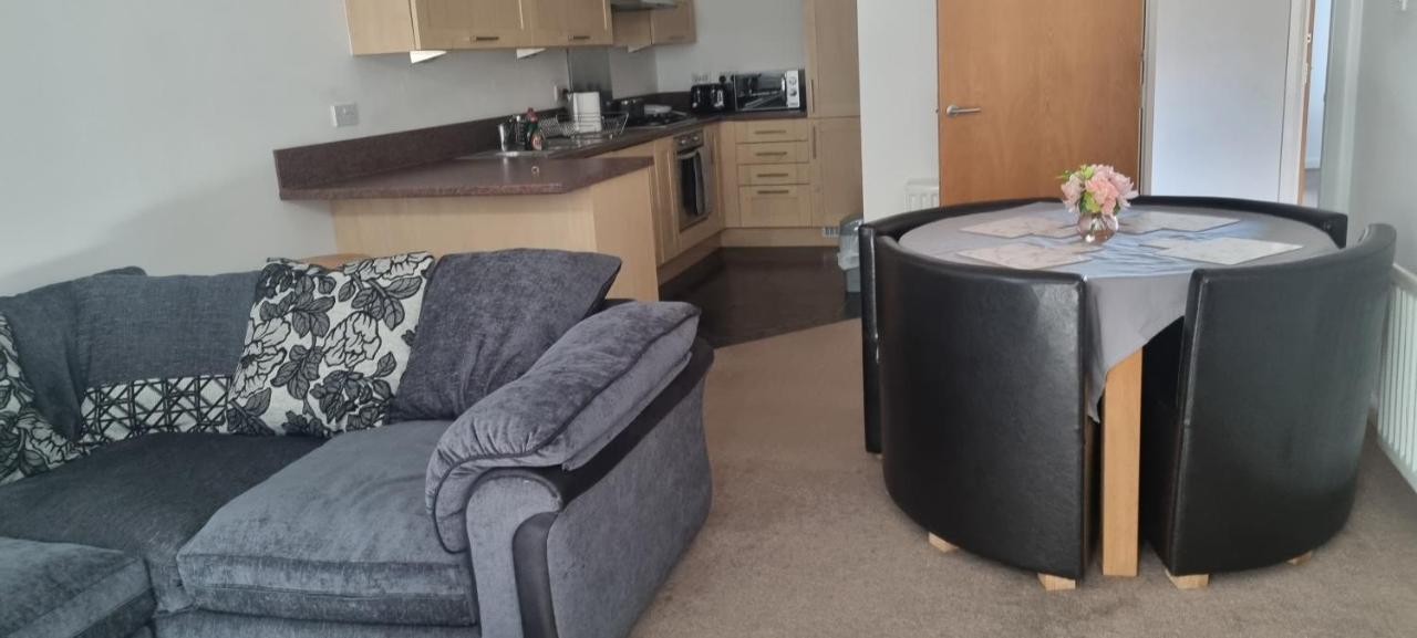 Apartment Lovely 2-bedroom Flat With Free Parking *