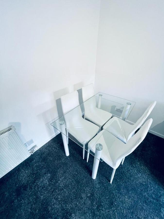 Modern 2 Bedroom With Free Parking Apartment