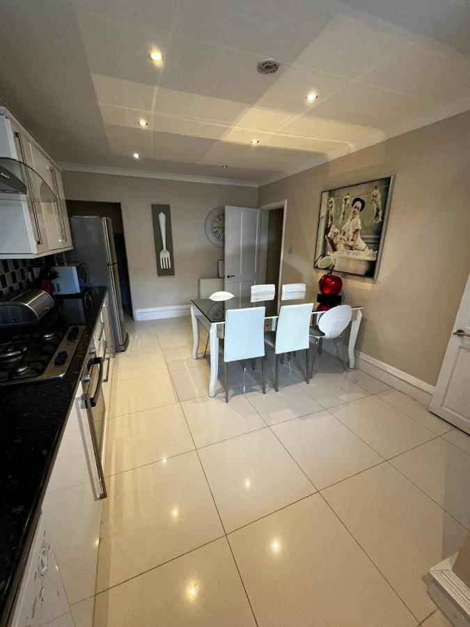 Apartment West End -stunning, 2 Bedroom, Main Door Flat With Private Parking *