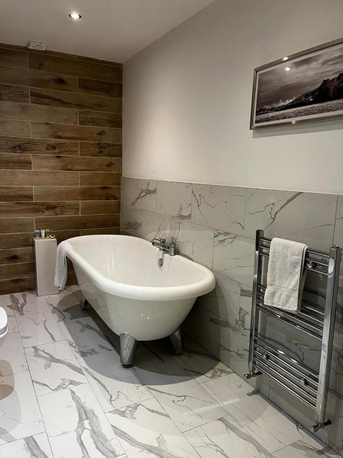 Apartment West End -stunning, 2 Bedroom, Main Door Flat With Private Parking
