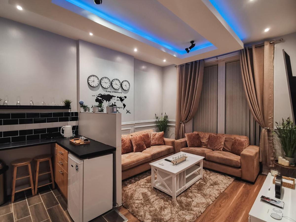 Luxurious 3 Bedroom Apartment: Heart Of Westend Apartment