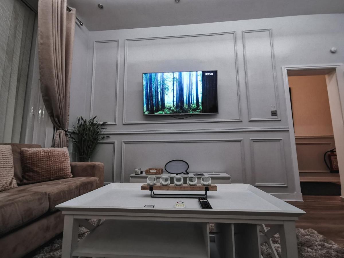 Luxurious 3 Bedroom Apartment: Heart Of Westend Apartment