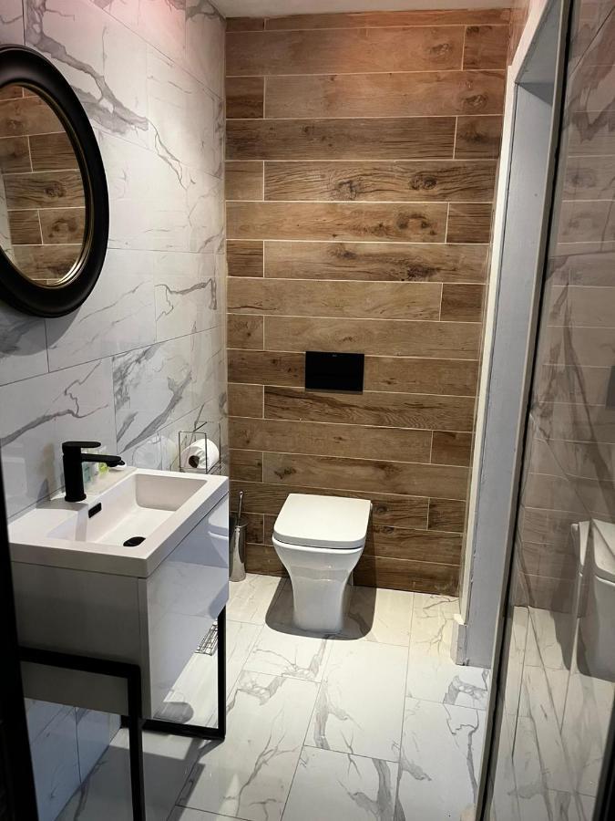 Apartment West End -stunning, 2 Bedroom, Main Door Flat With Private Parking *