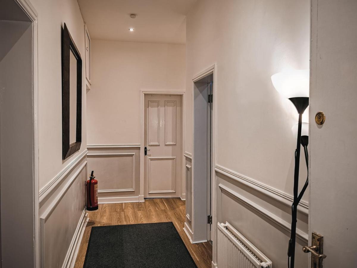 Luxurious 3 Bedroom Apartment: Heart Of Westend