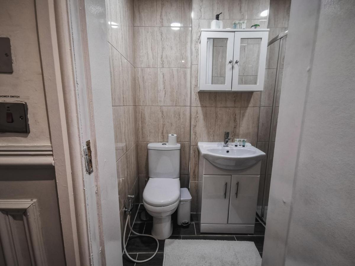 Luxurious 3 Bedroom Apartment: Heart Of Westend