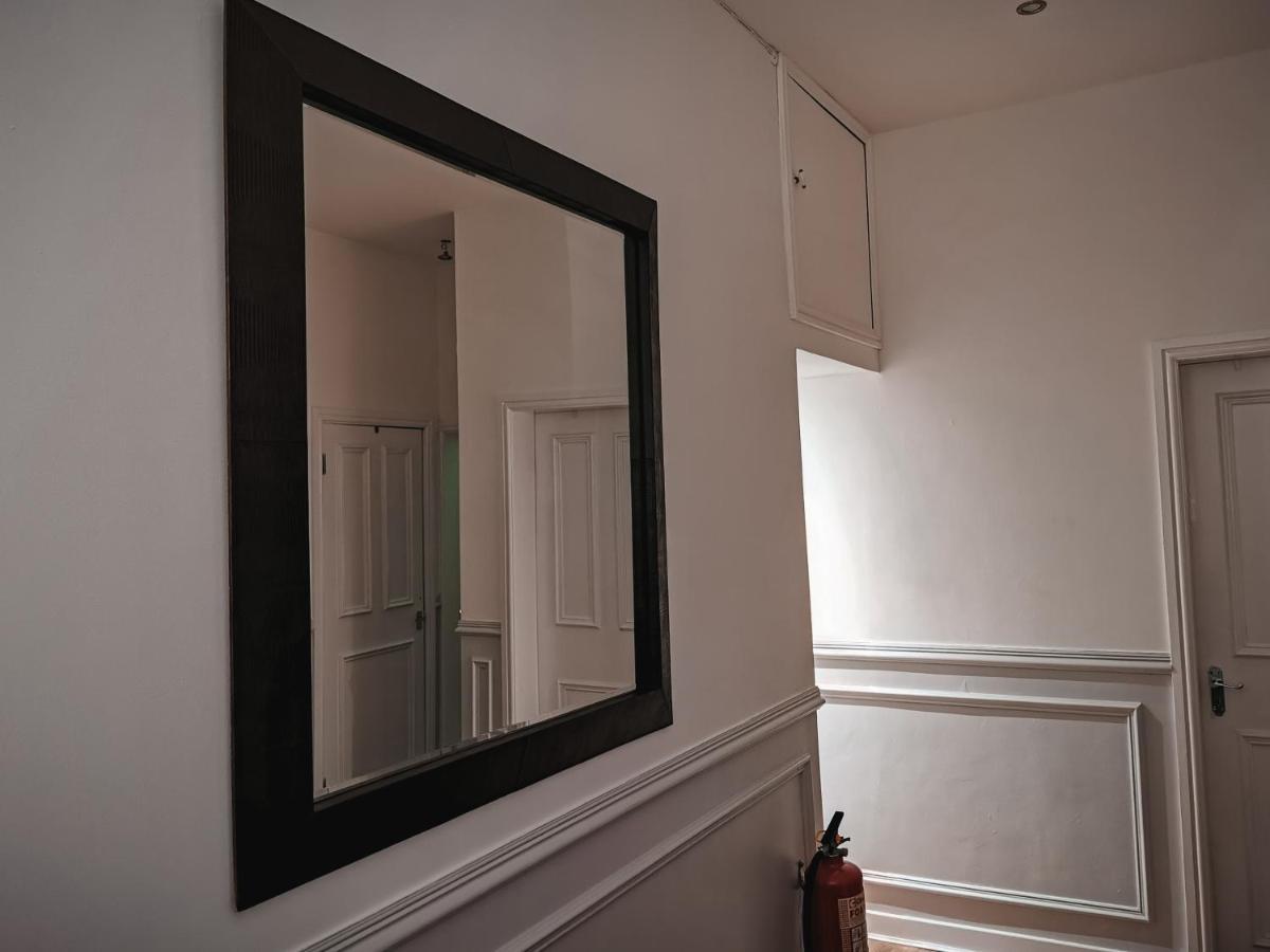 Luxurious 3 Bedroom Apartment: Heart Of Westend