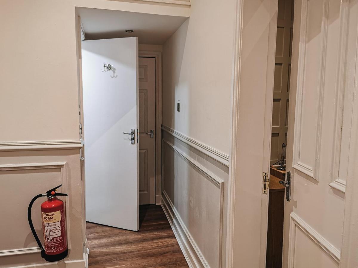 Luxurious 3 Bedroom Apartment: Heart Of Westend