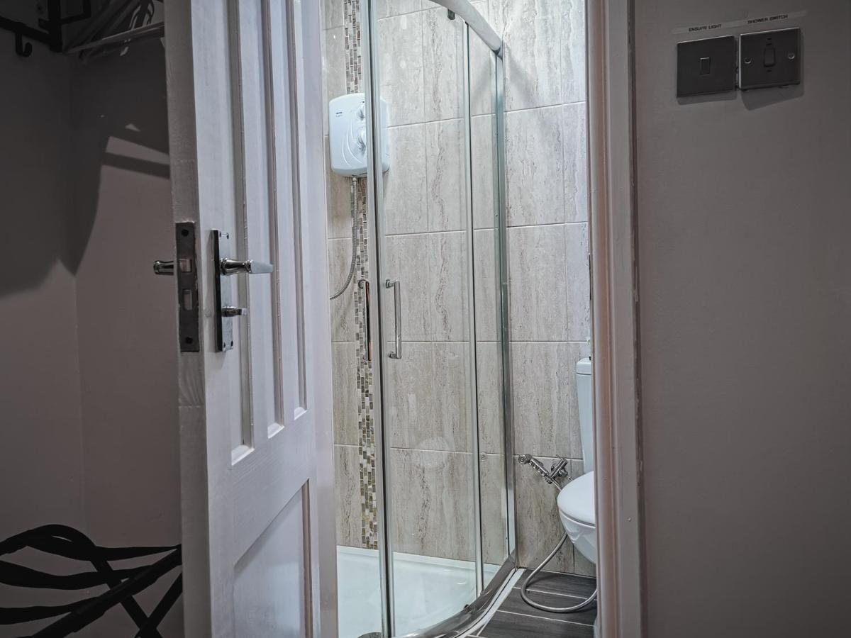 Luxurious 3 Bedroom Apartment: Heart Of Westend Apartment