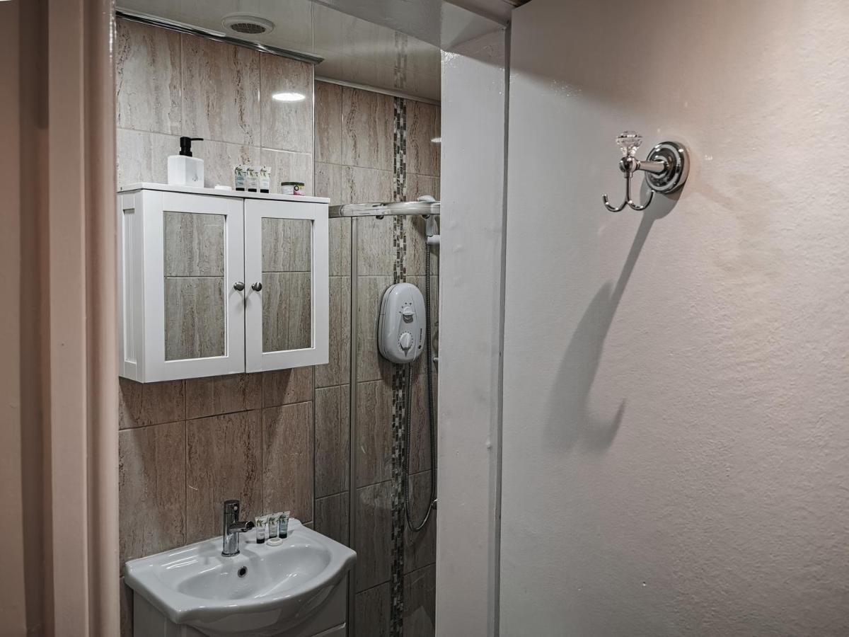 Luxurious 3 Bedroom Apartment: Heart Of Westend Apartment