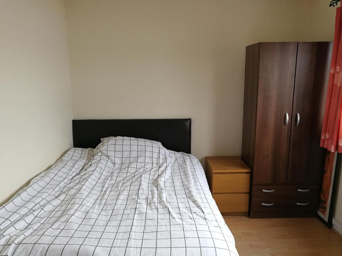 A Double Bedroom Near Centre Not In Great Condition Suitable For Short Guest house Glasgow