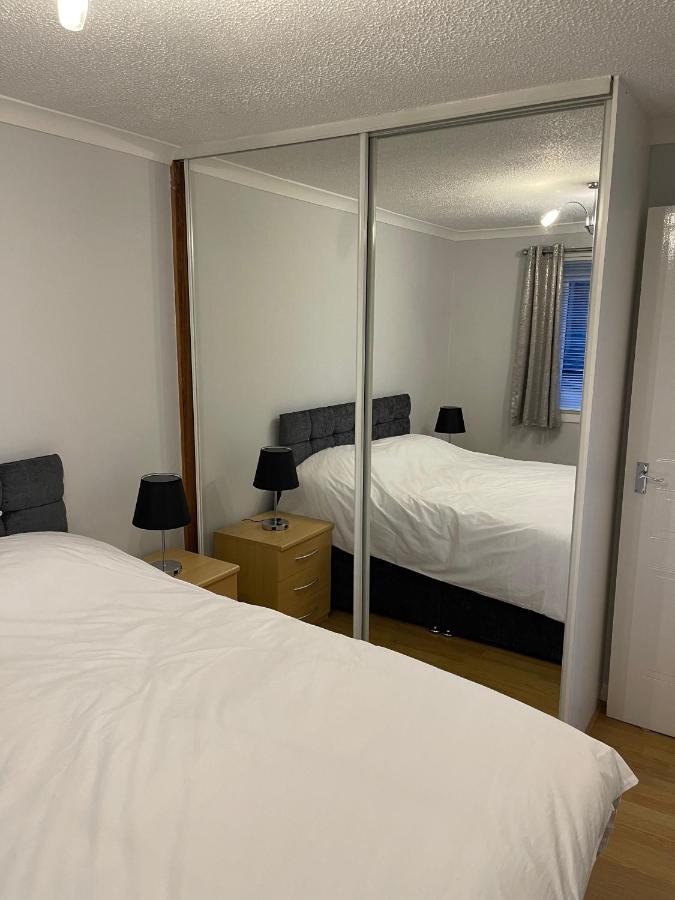 2 Bed Contemporary Free Parking Netflix Sleeps 4