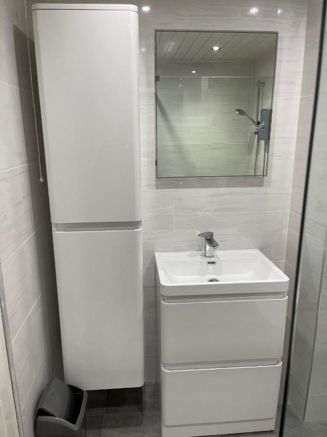 2 Bed Contemporary Free Parking Netflix Sleeps 4 Apartment