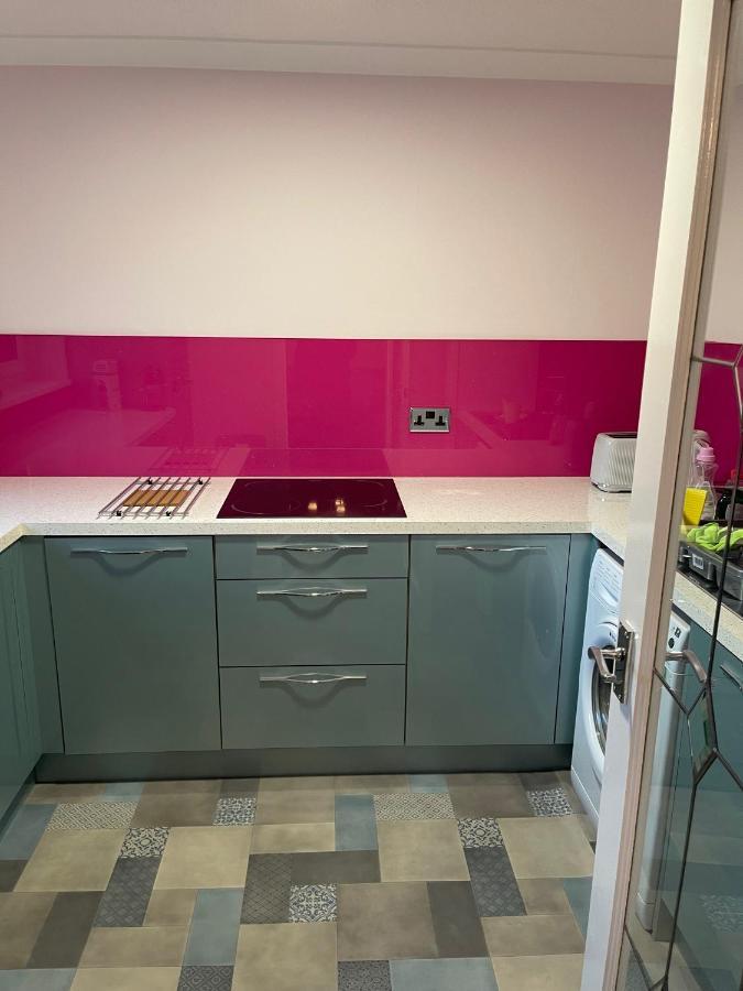 2 Bed Contemporary Free Parking Netflix Sleeps 4 Apartment *