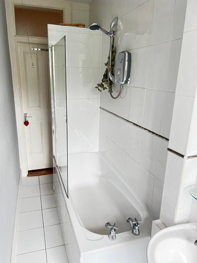 1 Bedroom Flat In Tolcross, Floor. Apartment