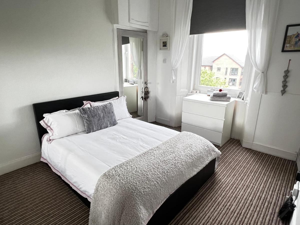 1 Bedroom Flat In Tolcross, Floor. Glasgow