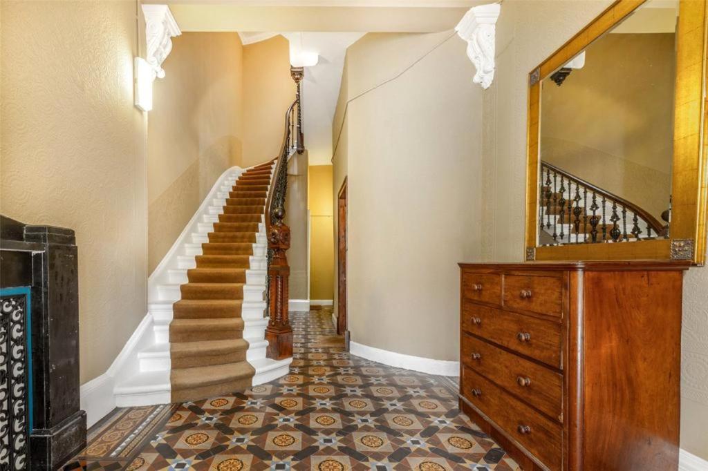 Beautiful Double In Idyllic West End Townhouse Homestay *
