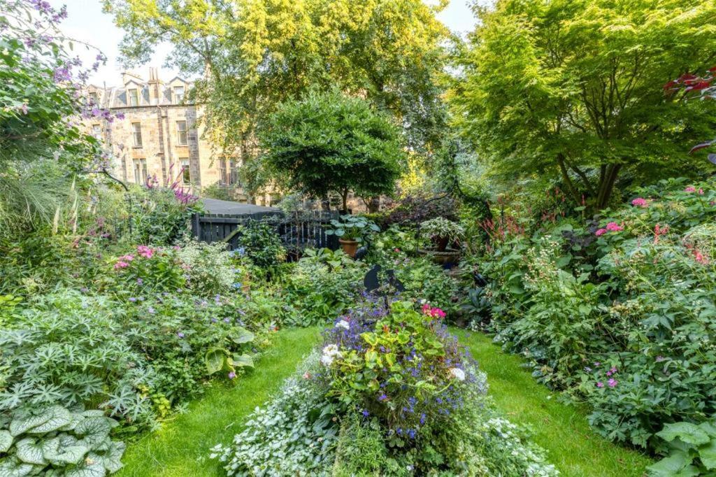 Beautiful Double In Idyllic West End Townhouse Homestay