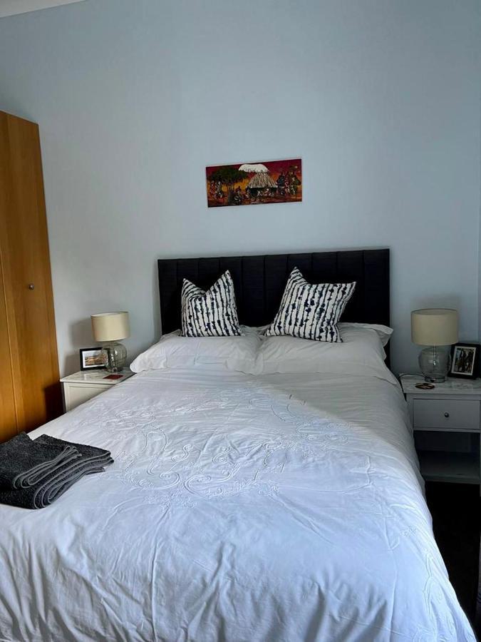 Beautiful Double In Idyllic West End Townhouse