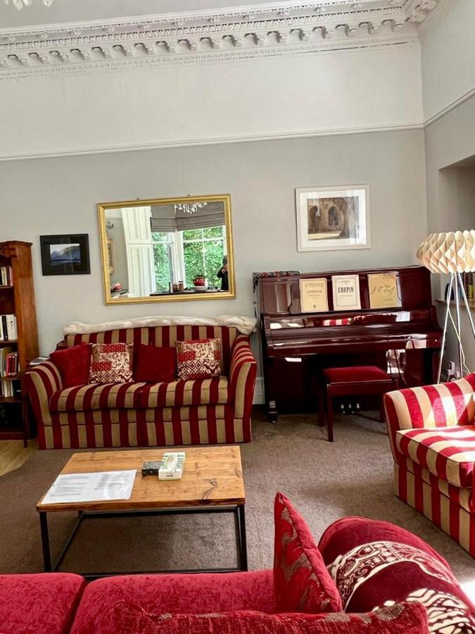 Beautiful Double In Idyllic West End Townhouse