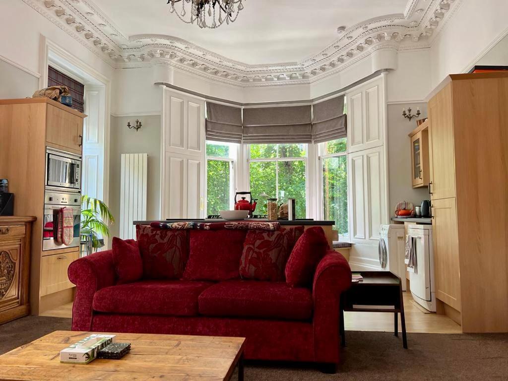 Beautiful Double In Idyllic West End Townhouse *