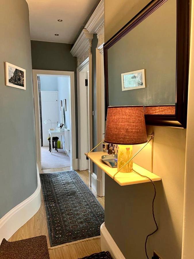Beautiful Double In Idyllic West End Townhouse Homestay