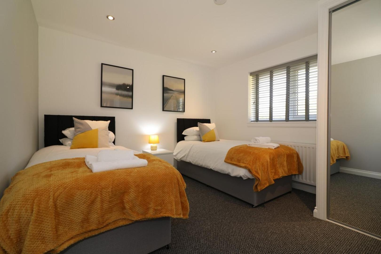Signature - Railway House 5 Bed Apartment Glasgow