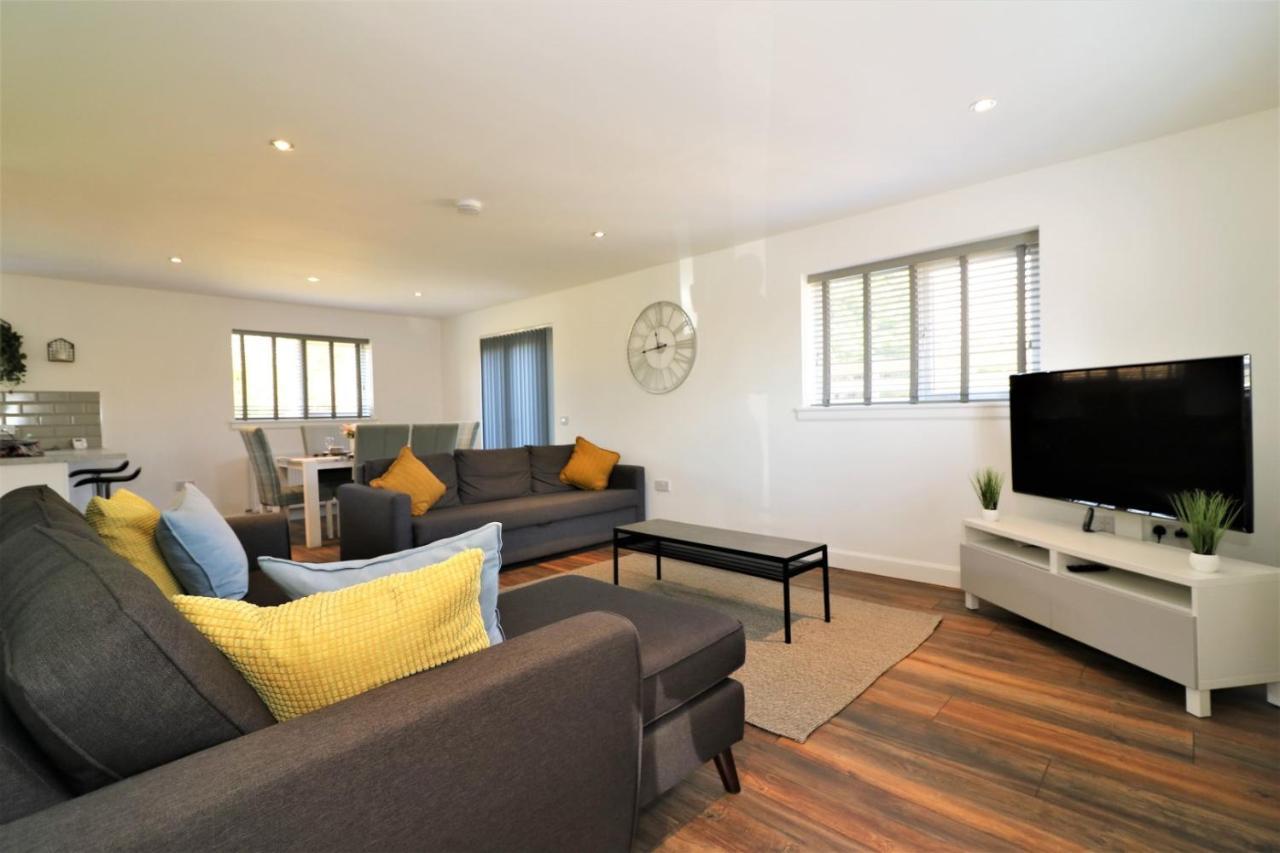 Signature - Railway House 5 Bed Apartment Glasgow