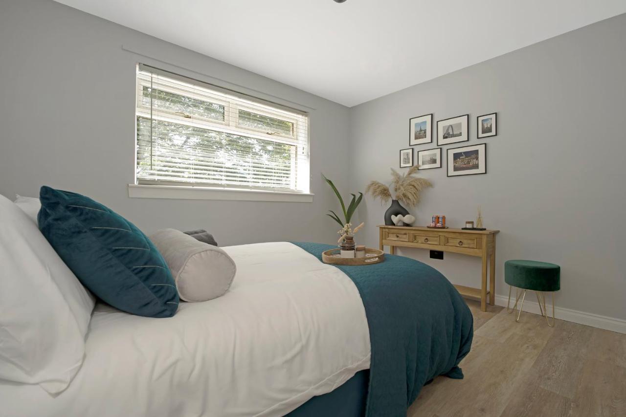 Luxury 1 Bedroom Serviced In Centre Apartment *