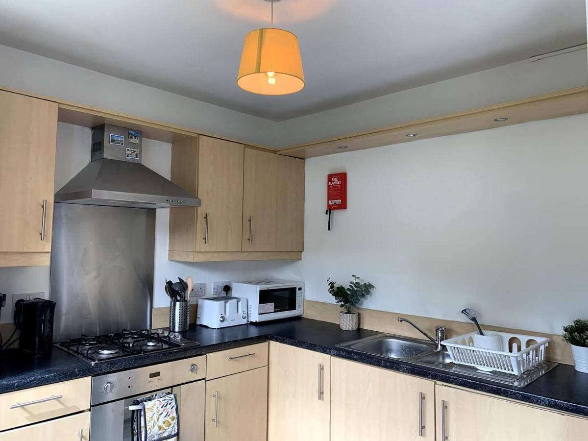 Modern 2 Bedroom Flat With Free Parking In Cambuslang, *
