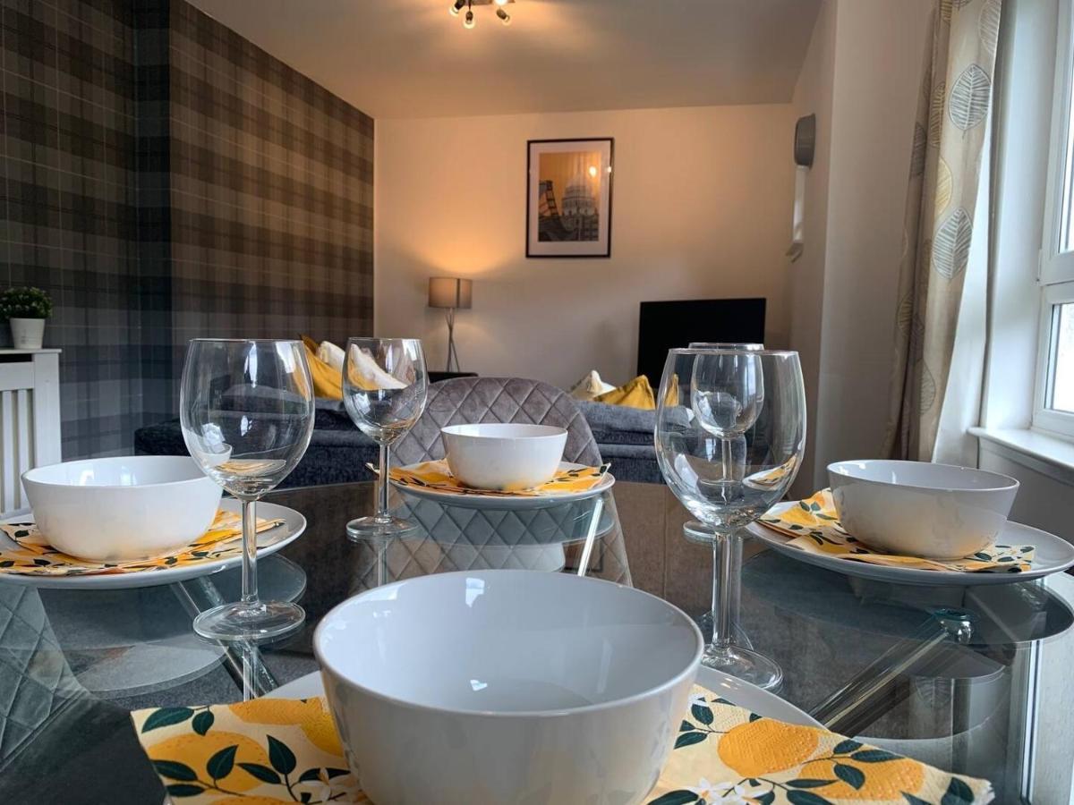Modern 2 Bedroom Flat With Free Parking In Cambuslang, Glasgow