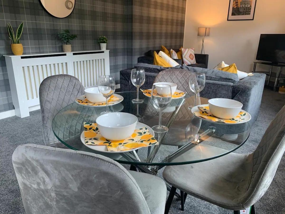 Apartment Modern 2 Bedroom Flat With Free Parking In Cambuslang,