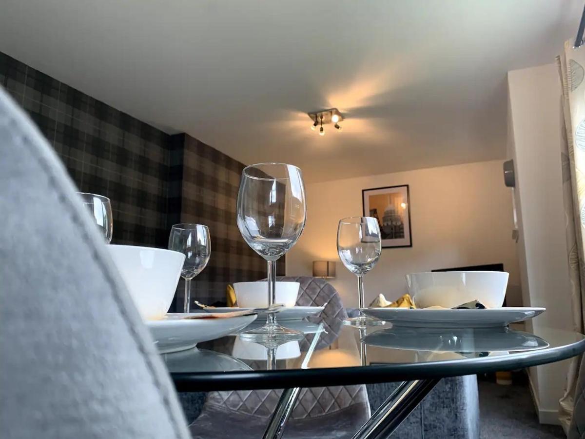 Modern 2 Bedroom Flat With Free Parking In Cambuslang, *