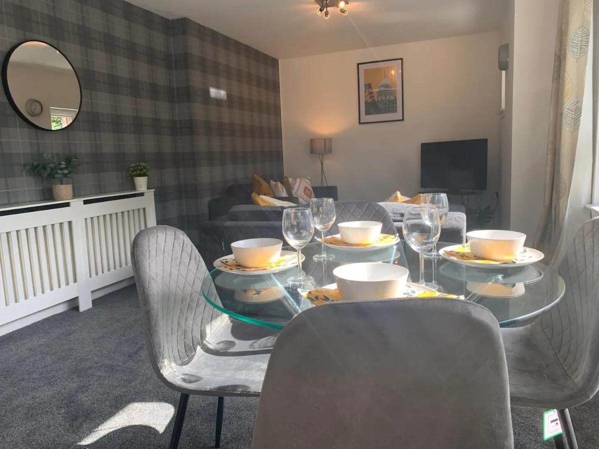 Modern 2 Bedroom Flat With Free Parking In Cambuslang, * Glasgow